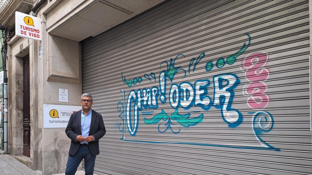 Miguel Martín, en la oficina cerrada de López de Neira.