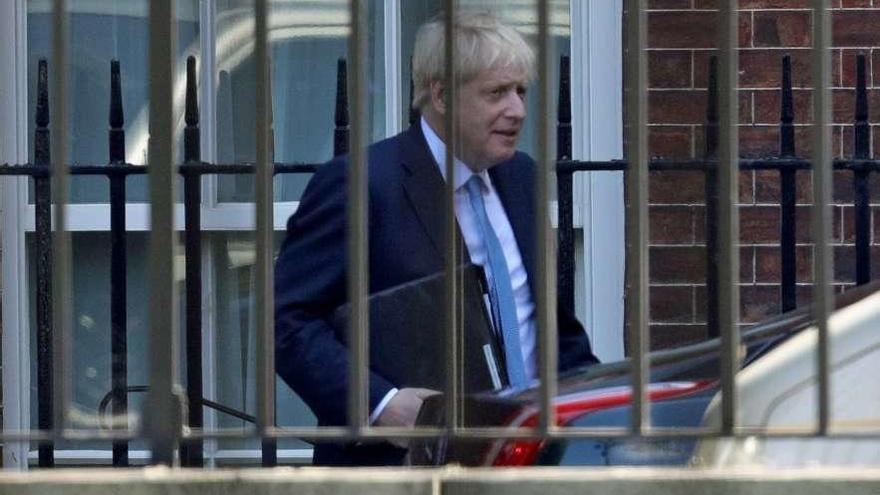 El primer ministro británico Boris Johnson saliendo de Downing Street. // Aaron Chown/DPA