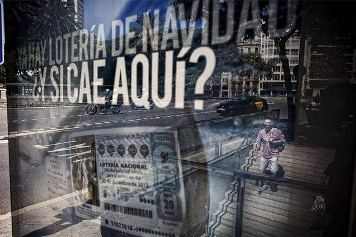 Un cartell que anuncia la loteria de Nadal, ahir a la plaça de Tetuan, a Barcelona. Un cartell que anuncia la loteria de Nadal, ahir a la plaça de Tetuan, a Barcelona.