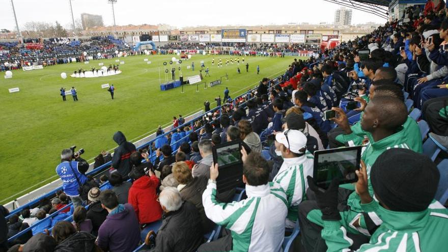 Les graderies del Nou Estadi de Palamós només s&#039;omplen quan cada Setmana Santa se celebren la presentació i les finals del torneig MIC · Aniol Resclosa