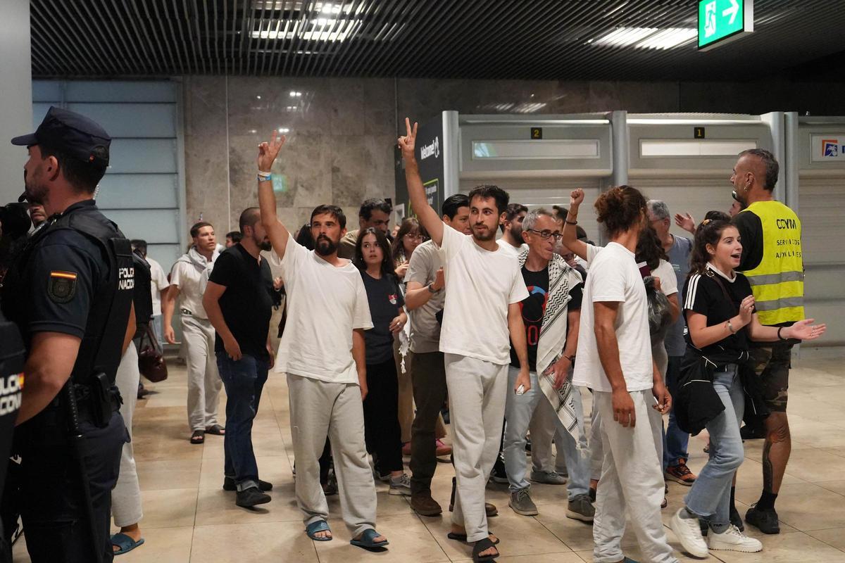 Regreso a Madrid de los 21 activistas españoles detenidos por Israel, integrantes de la Flotilla Global Sumud, procedentes de Tel Aviv.