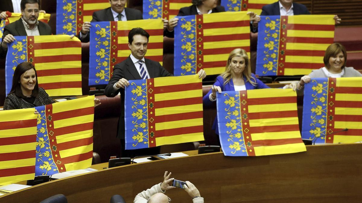 El valencià inventat de la Generalitat de PP i Vox: ‘eixecució’, ‘proyectes’, ‘peixcadors’...