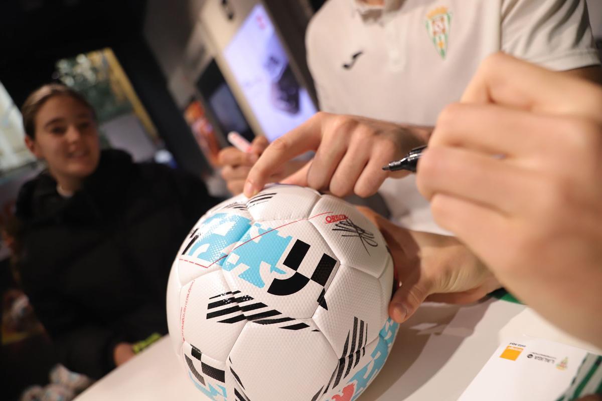 La firma de autógrafos de Iker Álvarez y Mikel Goti, en imágenes