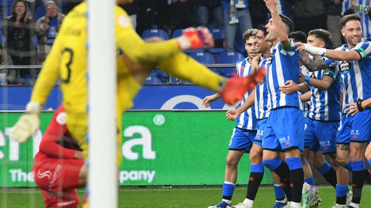 Lucas Pérez y el resto de jugadores del Dépor celebran el gol de Davo en la primera parte. |  // CARLOS PARDELLAS