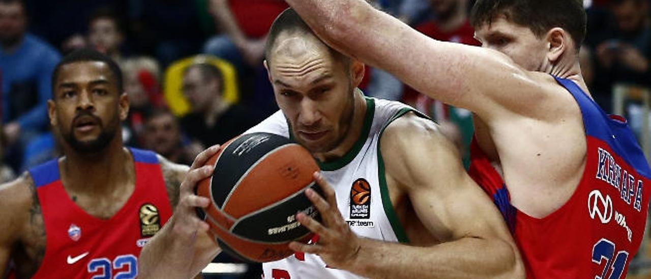 Kim Tillie, durante su etapa como baskonista, sujeta el balón en un partido de Euroliga frente al CSKA.