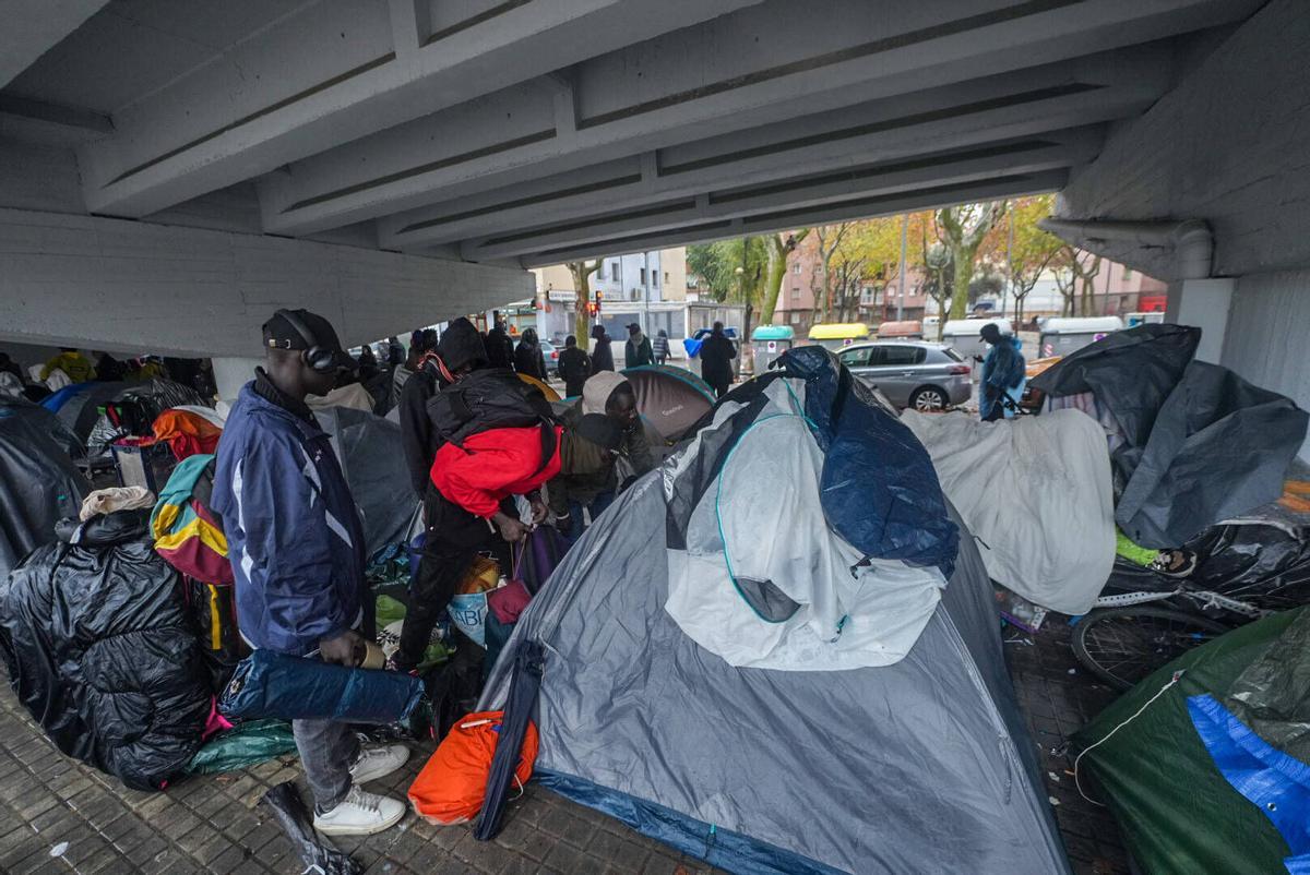 Los desalojados del B9 acampan bajo el puente de la C-31 en Badalona para protegerse de las lluvias intensas Los desalojados del B9 acampan bajo el puente de la C-31 en Badalona para protegerse de las lluvias intensas