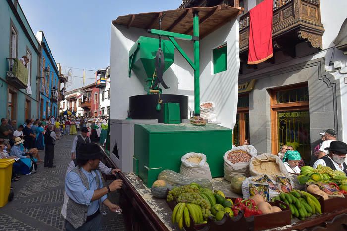 Carretas y grupos en la romería del Pino