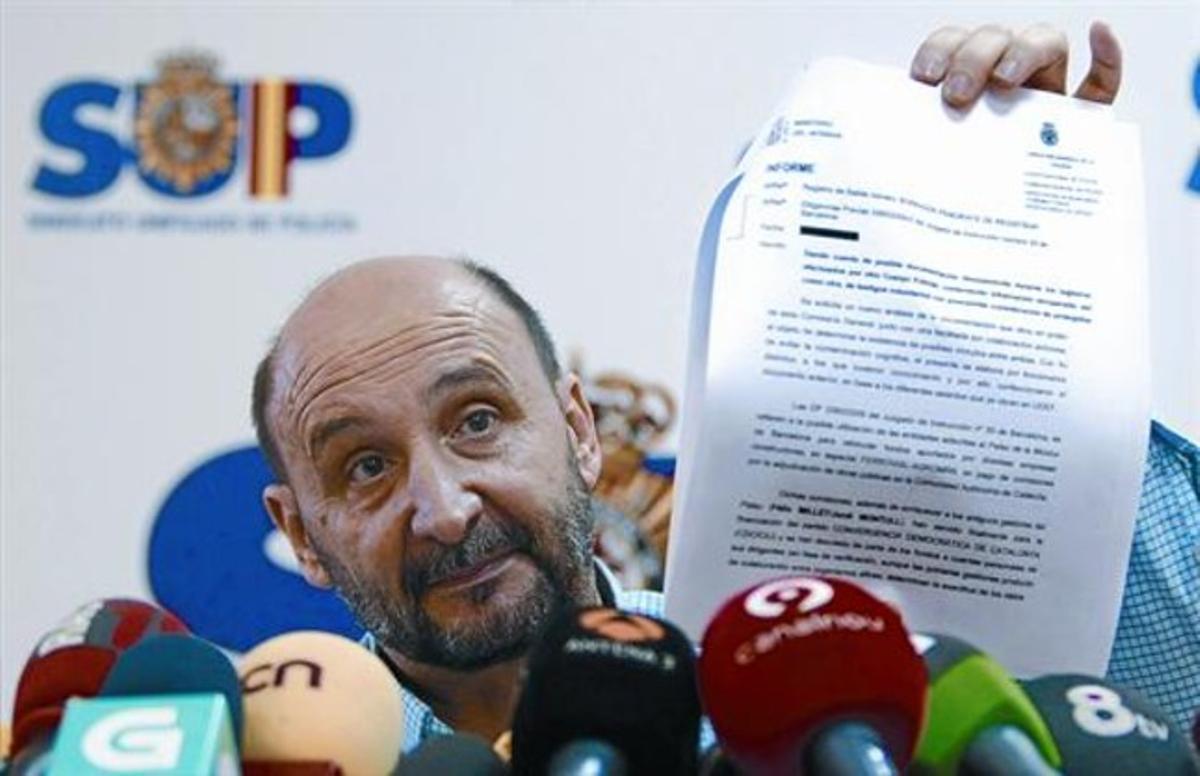 El secretari general del Sindicat Unificat de Policia, José Manuel Sánchez Fornet, mostra l’esborrany que va donar a conèixer ahir. El secretari general del Sindicat Unificat de Policia, José Manuel Sánchez Fornet, mostra l’esborrany que va donar a conèixer ahir.