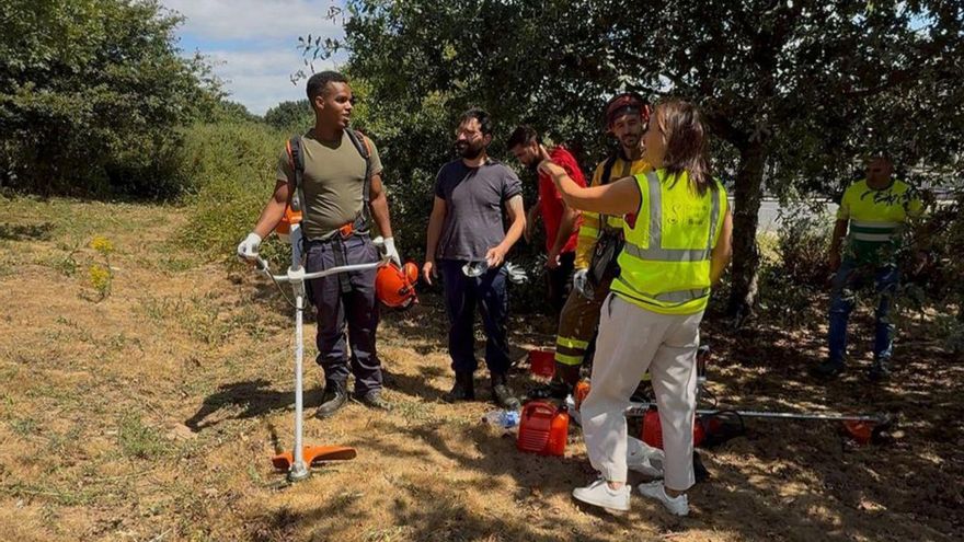 La alcaldesa de Silleda visitó a los brigadistas en su primer día.