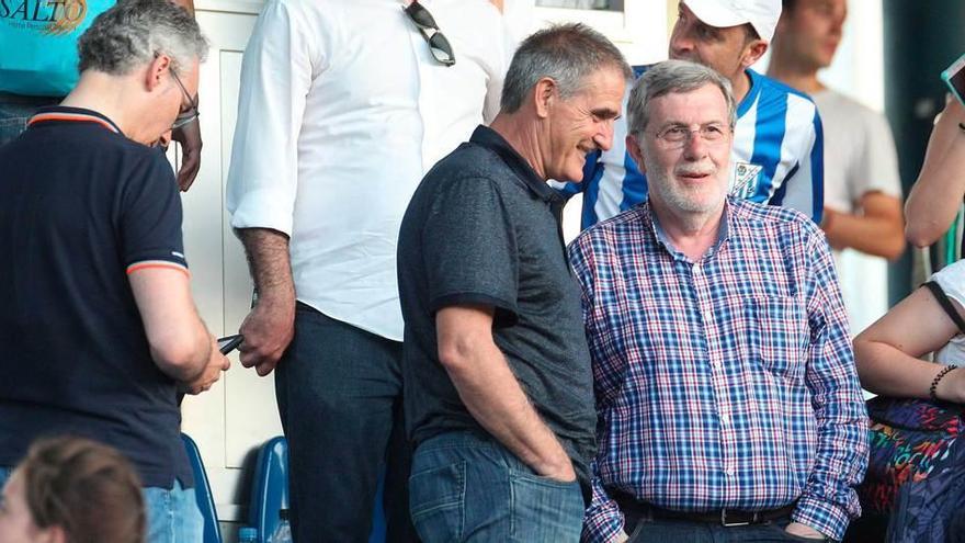 Paco Herrera dialoga con Rogelio García antes del inicio del encuentro del Sporting B.