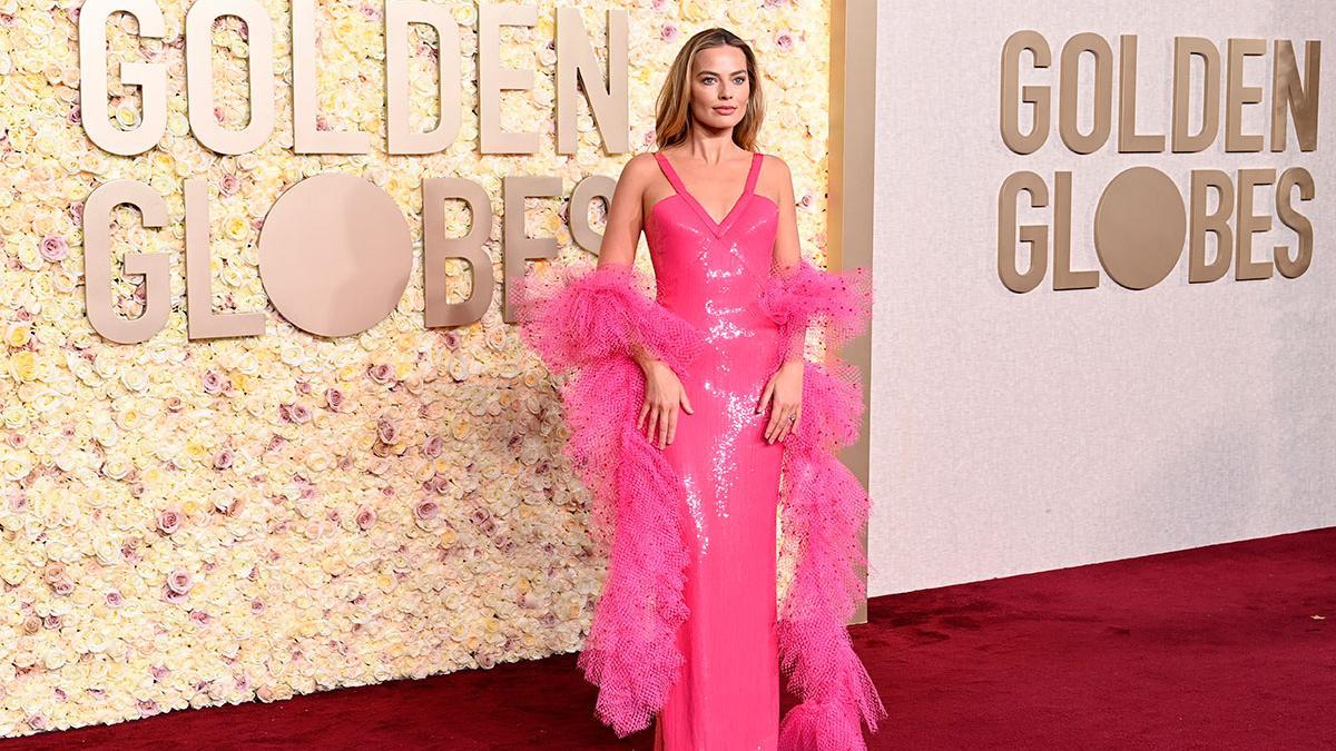 Margot Robbie vuelve a vestirse de Barbie 'vintage' en los Globos de Oro 2024