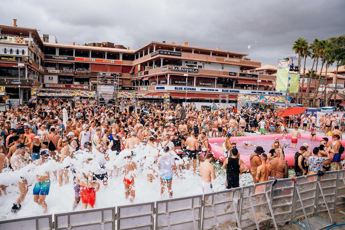 Más de 600 personas en la fiesta de la espuma del Maspalomas Pride.
