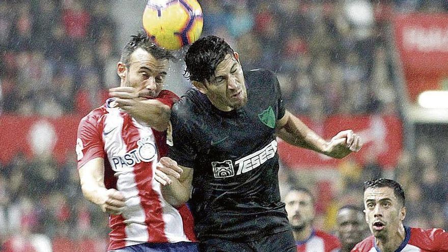 Molinero, del Sporting, a la izquierda, lucha con Blanco Leschuk.