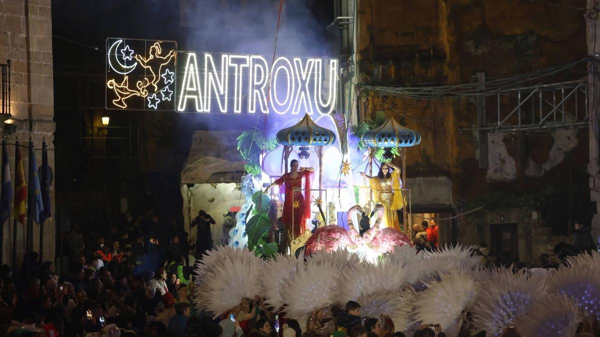 Así fue el espectacular desfile de la Peña Ébano, ganadores del Descenso de Galiana en Avilés