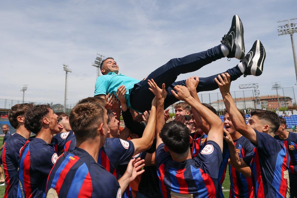 ¡Euforia absoluta! Así ha celebrado el Juvenil 'A' el título de Liga