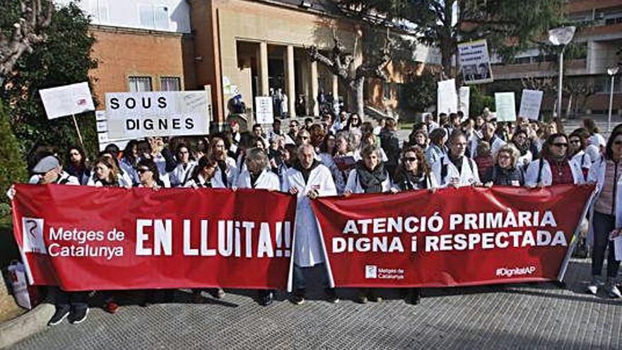 Una protesta de metges al novembre, a la seu de l&#039;ICS a Girona.