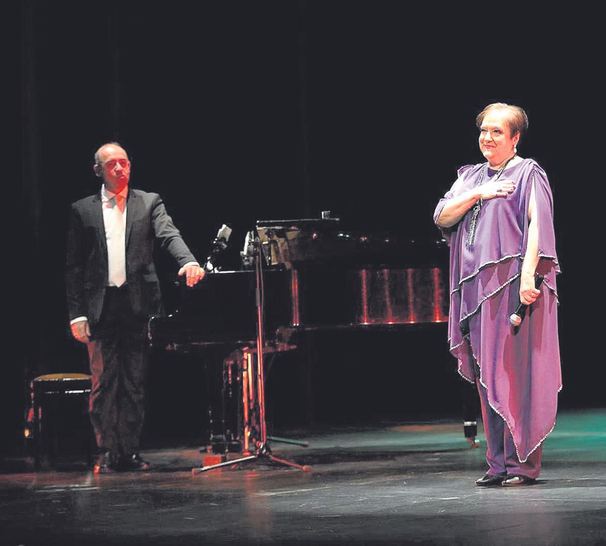 Corita Viamonte en el homenaje a sus 70 años encima del escenario