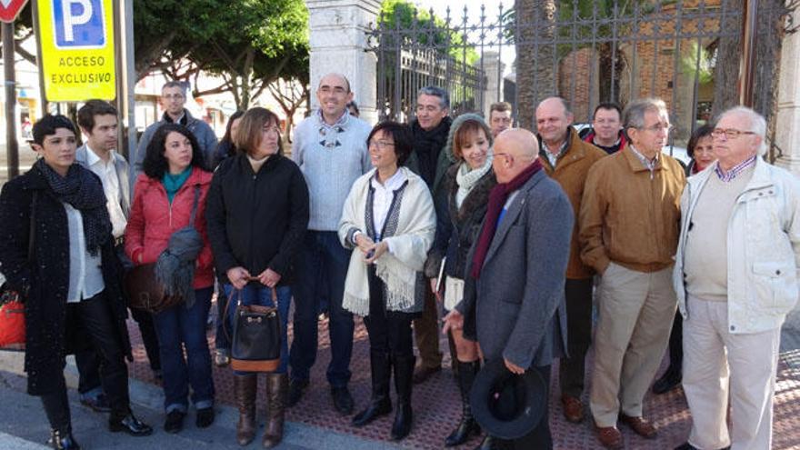 Concentración, esta mañana, ante la sede de Emasa.