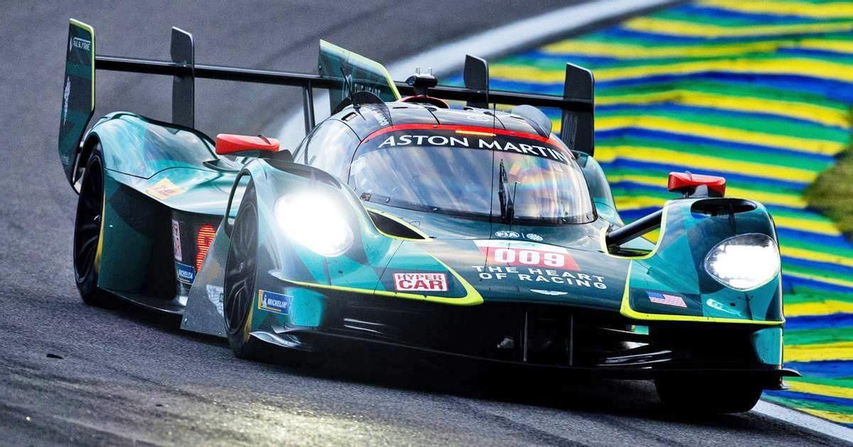 Álex Riberas al volante del Aston Martin Valkyrie