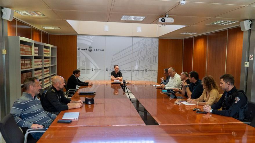 Mariano Juan, al fondo, preside, ayer, la reunión con los ayuntamientos de la isla. | D. I.