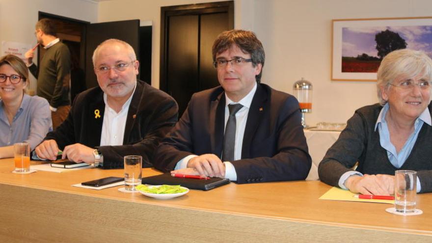 Carles Puigdemont, amb Elsa Artadi, Lluís Puig i Clara Ponsatí.