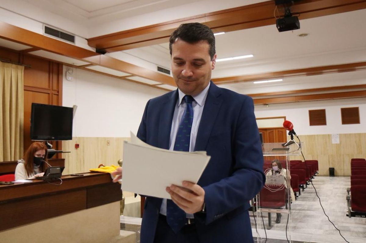El alcalde, José María Bellido, hoy en el salón de plenos del Ayuntamiento de Córdoba.