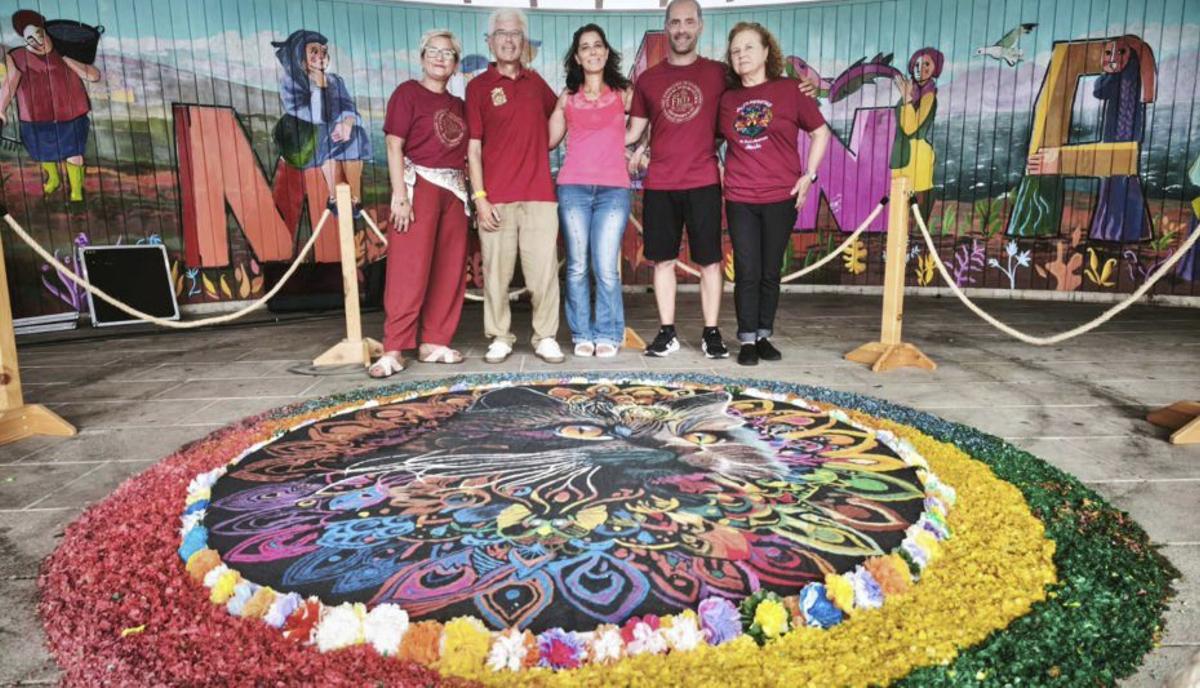 Alfombra floral conmemorativa del festival en el palco. | GONZALO NÚÑEZ