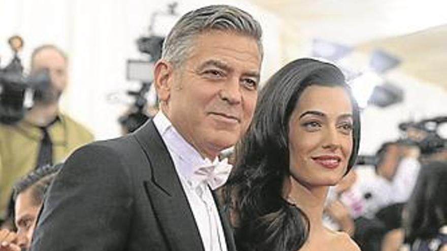 Los Clooney donan dinero por el control de armas en EEUU