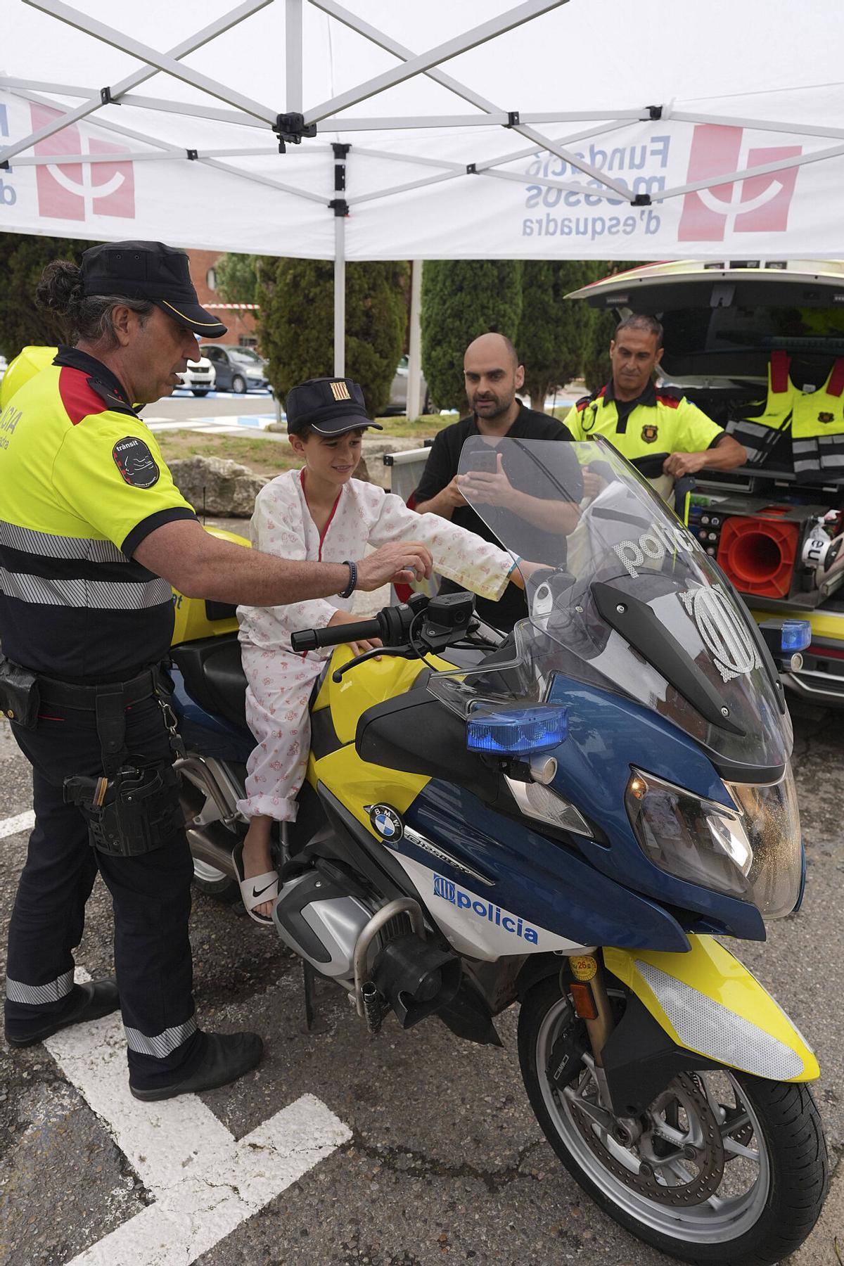 Les imatges dels Mossos d’Esquadra al Trueta per donar suport a la recerca pediàtrica