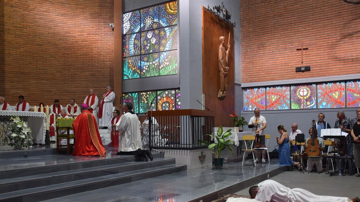 Los diáconos permanentes en el suelo durante la celebración de su ordenación.