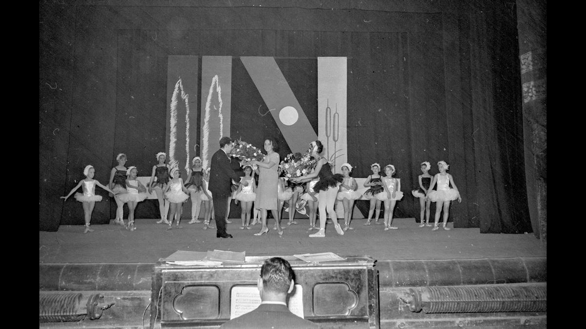 Rosa Maria Viñals amb un grup d'alumnes al Teatre Municipal de Girona, en l'espectacle de final de curs.