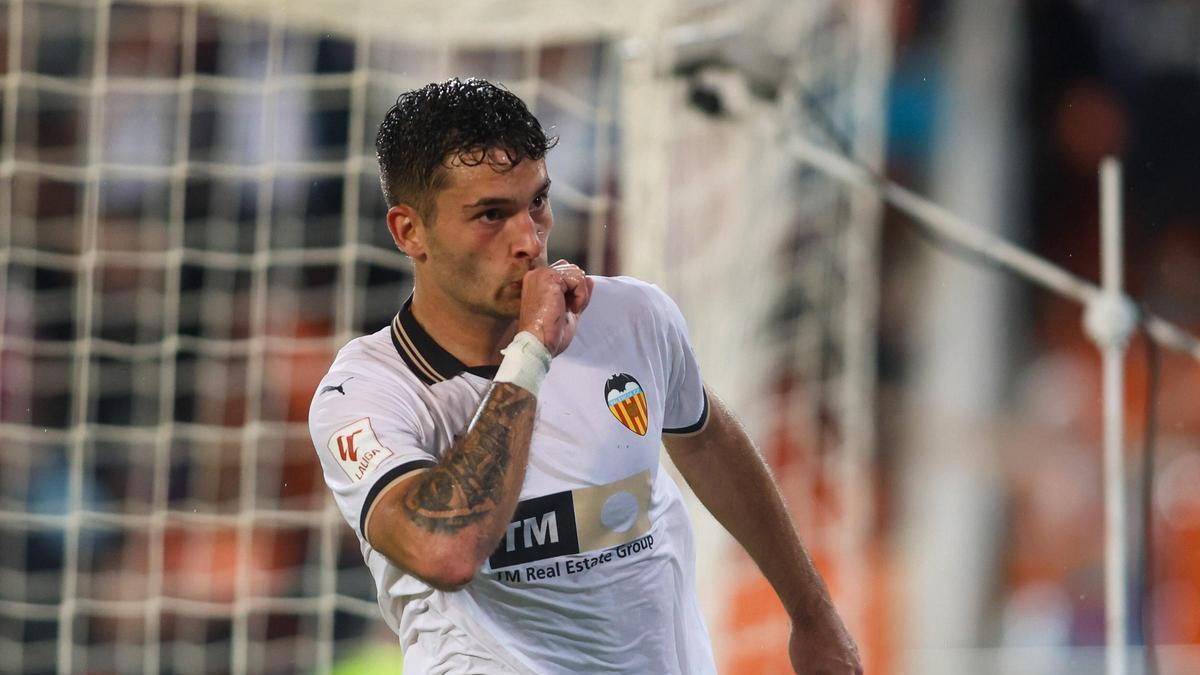 Hugo Duro celebra un gol con el Valencia CF