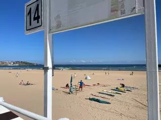 VÍDEO: Arranca el montaje de las casetas de la playa de San Lorenzo en Gijón