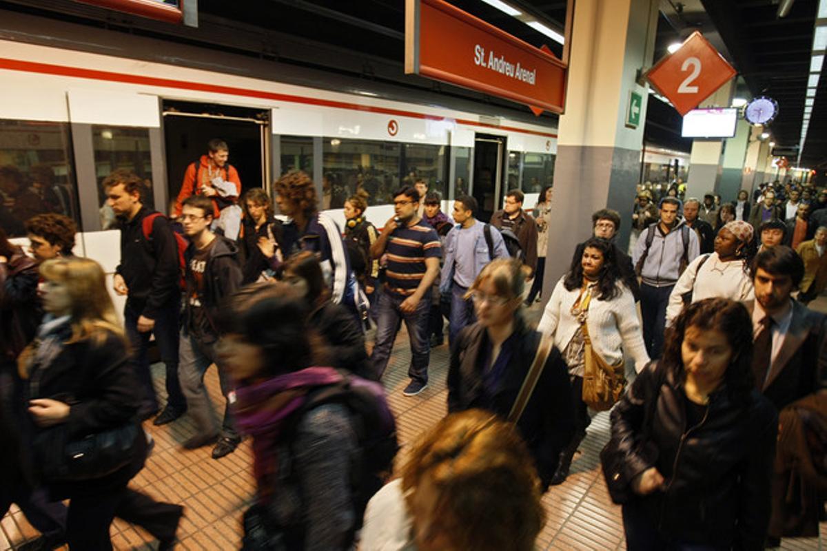 Hacia el norte. Los pasajeros que van hacia el norte deben coger en El Clot-Aragó la L-1 o los buses hasta recuperar la R-4 en Sant Andreu Arenal.