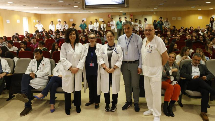 Por la izquierda, Sol Guerra, María Isabel Prieto, María Luisa Sánchez, David Martínez Lagarejos y Arturo Martínez, ayer, en el salón de actos del Hospital Universitario de Cabueñes.