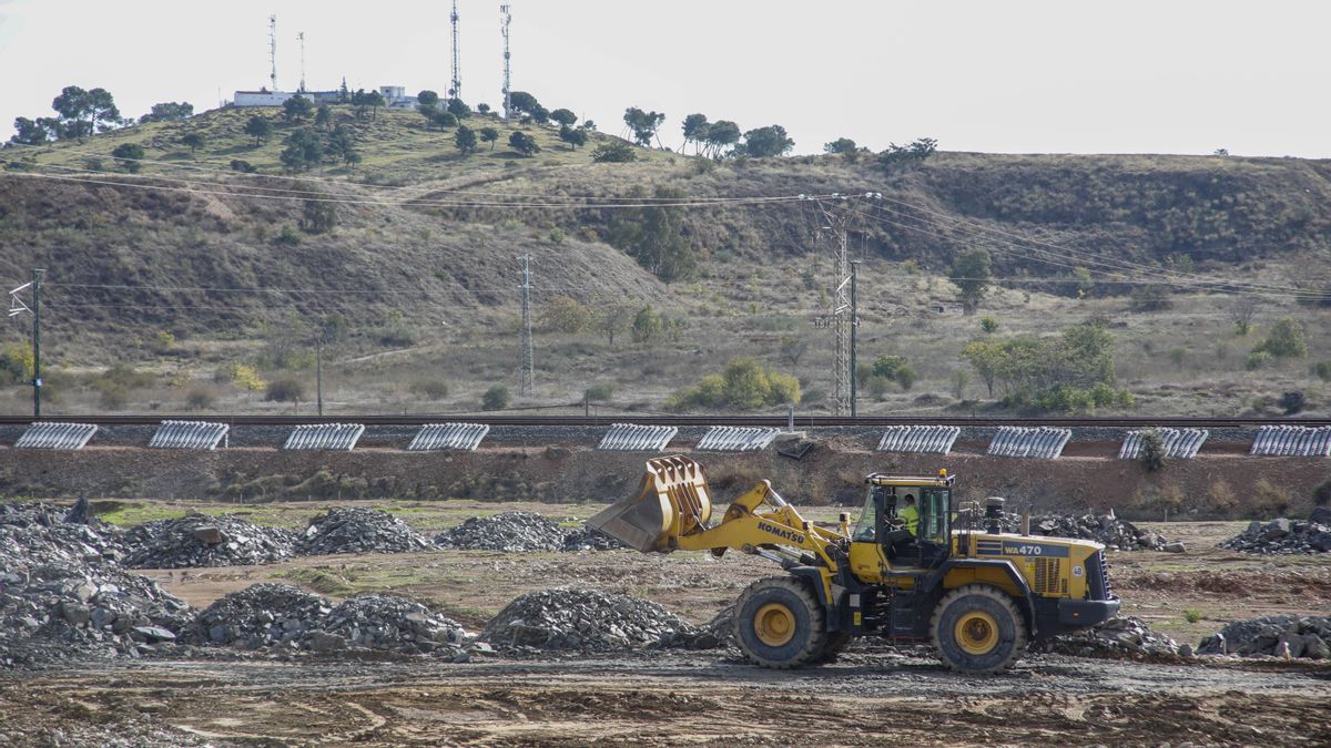 Una excavadora, este miércoles, en la parcela donde se construirá el centro comercial Way,