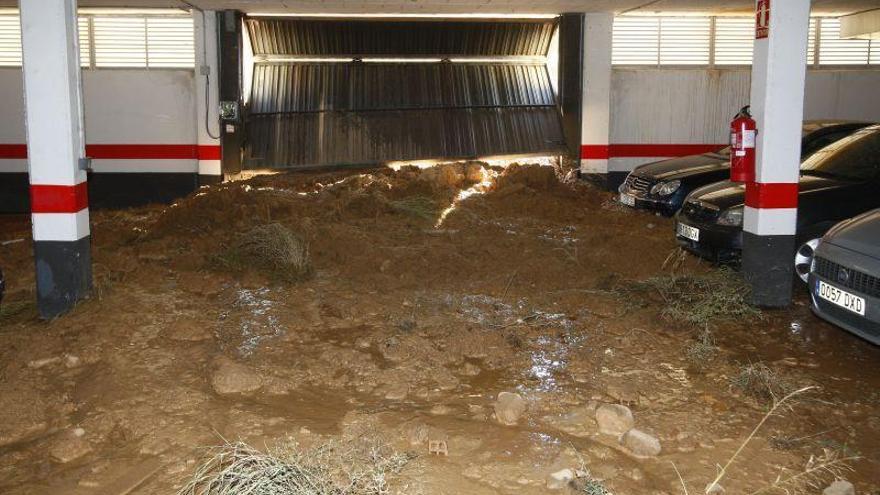 Los bomberos rescatan un vehículo atrapado por el agua en Avenida Navarra