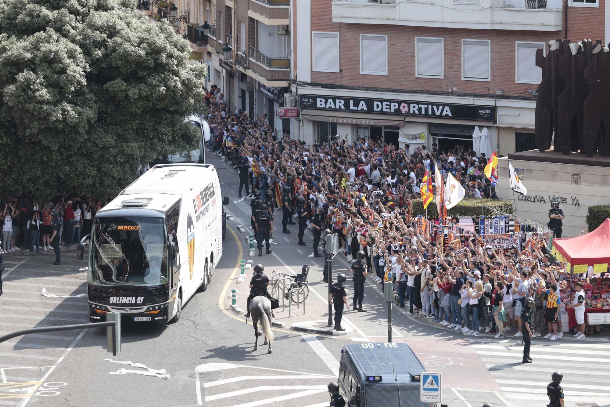 Ambientazo en la llegada de los equipos