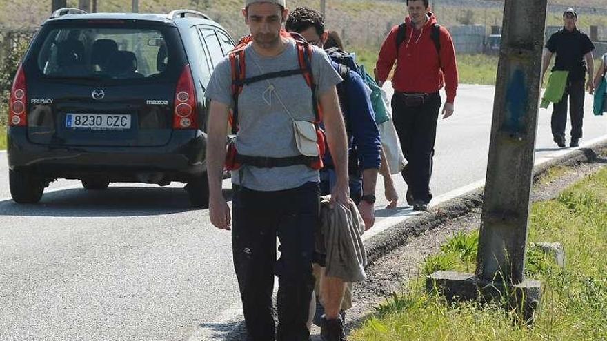 Peregrinos transitando por el Camino Portugués a Santiago. // R.V.