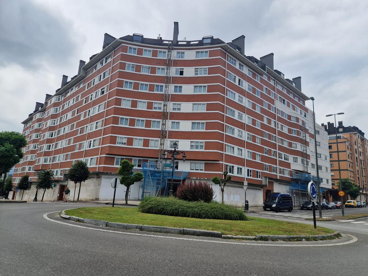 El edificio cuyos bajos se acondicionarán como nueva sede de la agrupación local de Protección Civil.