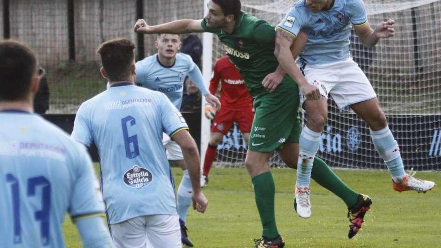 Samu cabecea un balón ante la oposición de un jugador del Racing, ayer en Barreiro. // José Lores