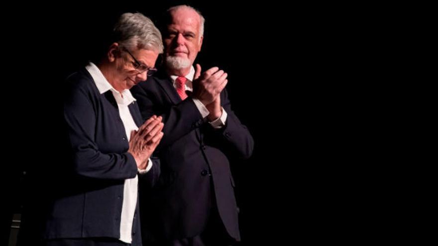 Sor Ana en el teatro Leal agradeciendo el premio del Orfeón La Paz.