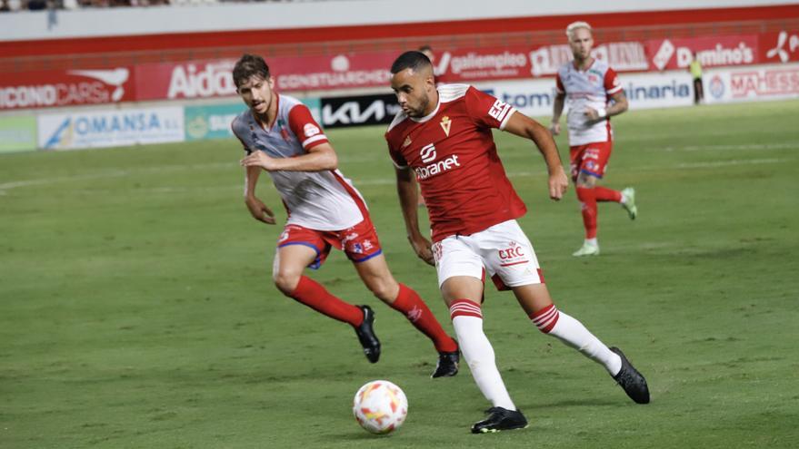 Pablo Ganet, centrocampista del Real Murcia, durante el estreno ante el Calahorra.