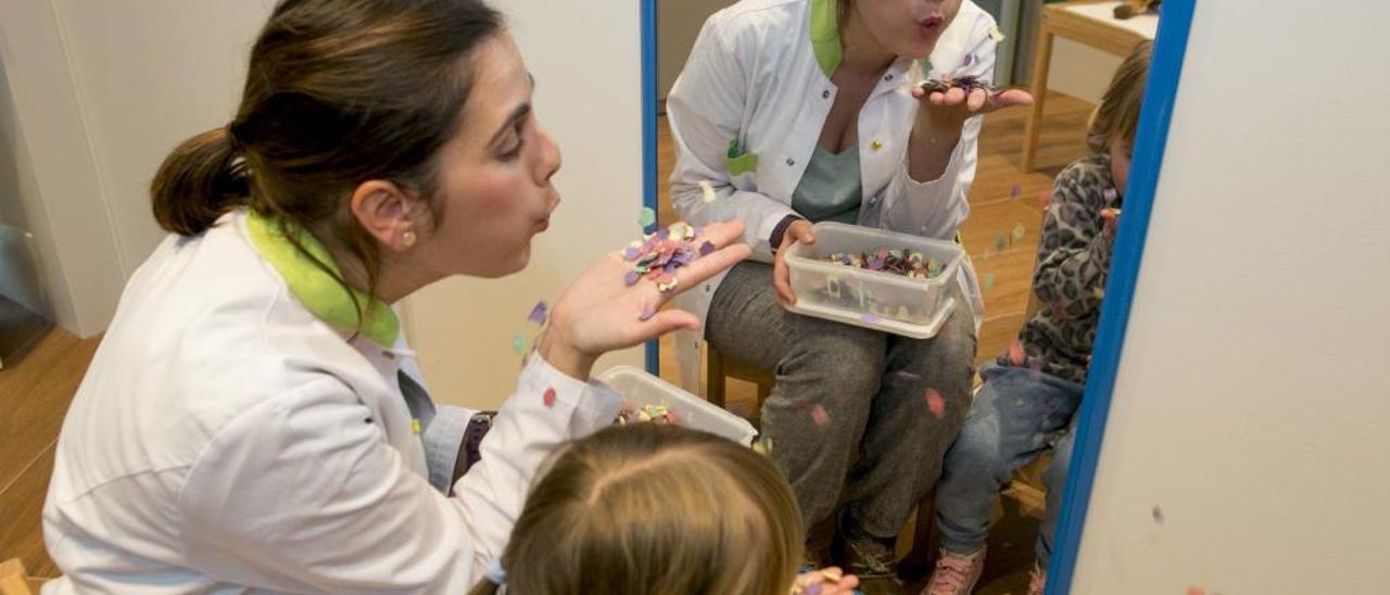 La logopeda infantil Vanesa Oliver practica con una niña algunos ejercicios en la consulta.