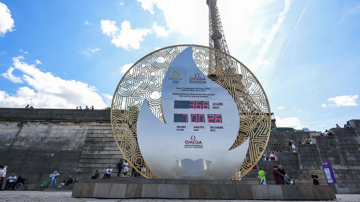 Un mural electrónico frente a la Torre Eiffel muestra los días que quedan para el inicio de los Juegos Olímpicos de París 2024.