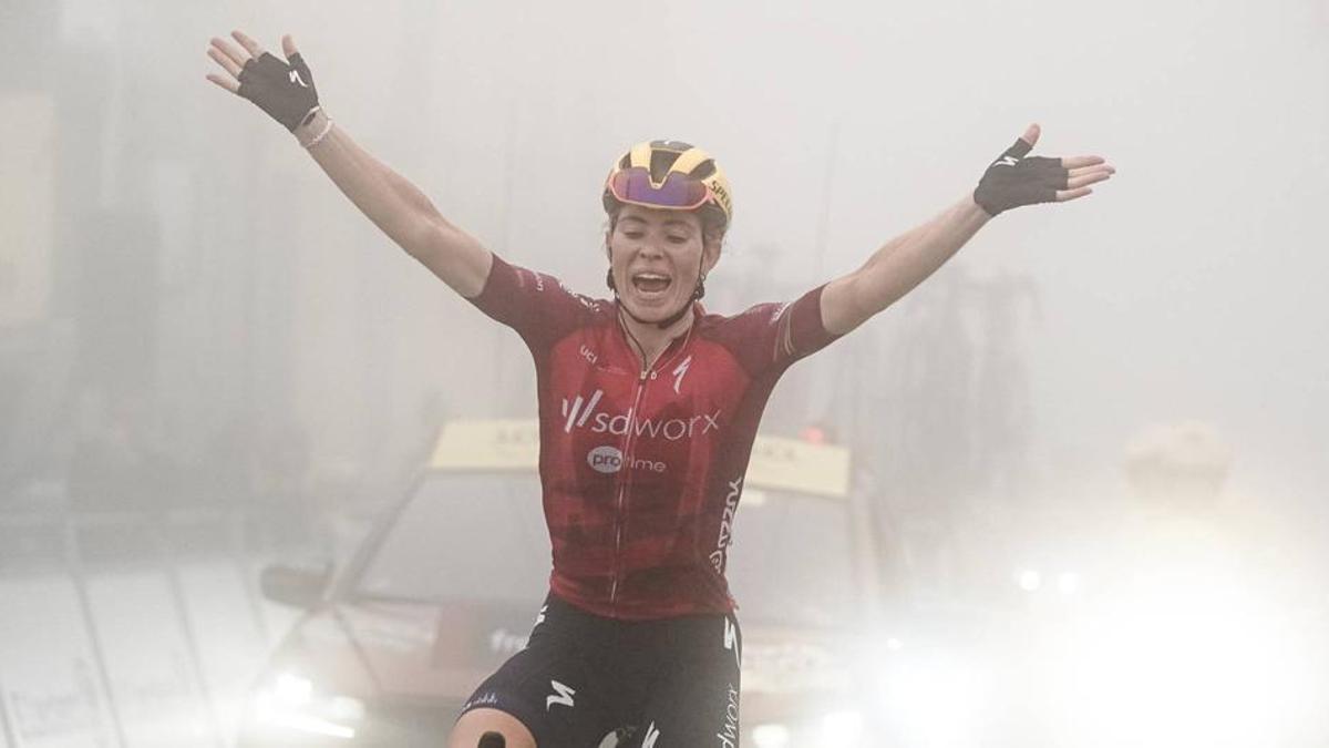 Demi Vollering, ganadora del Tour 2023, vence en la cima del Tourmalet.