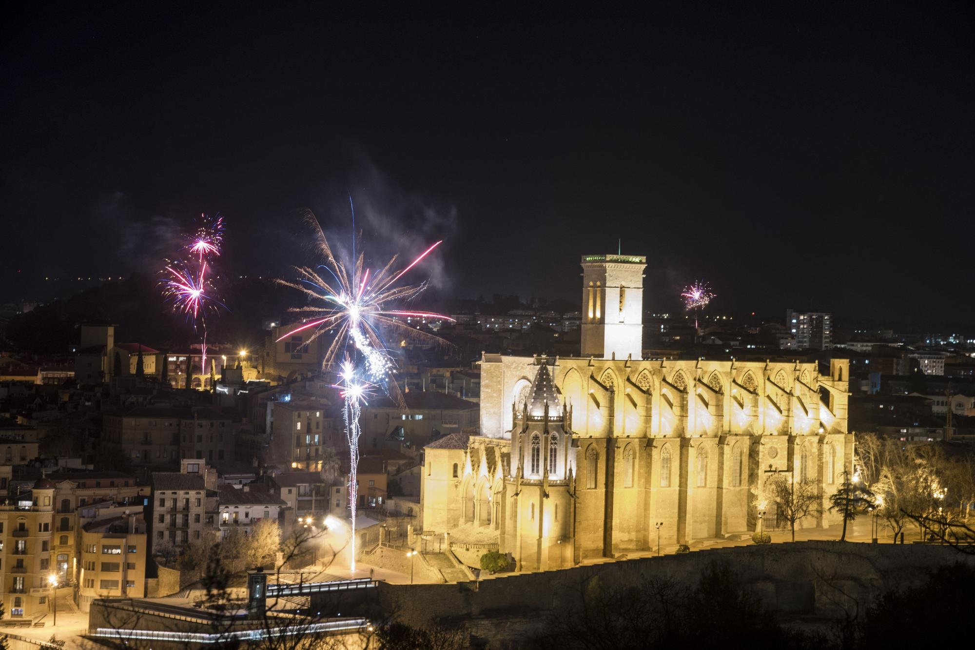 Dotze castells de focs tanquen la Llum 2022