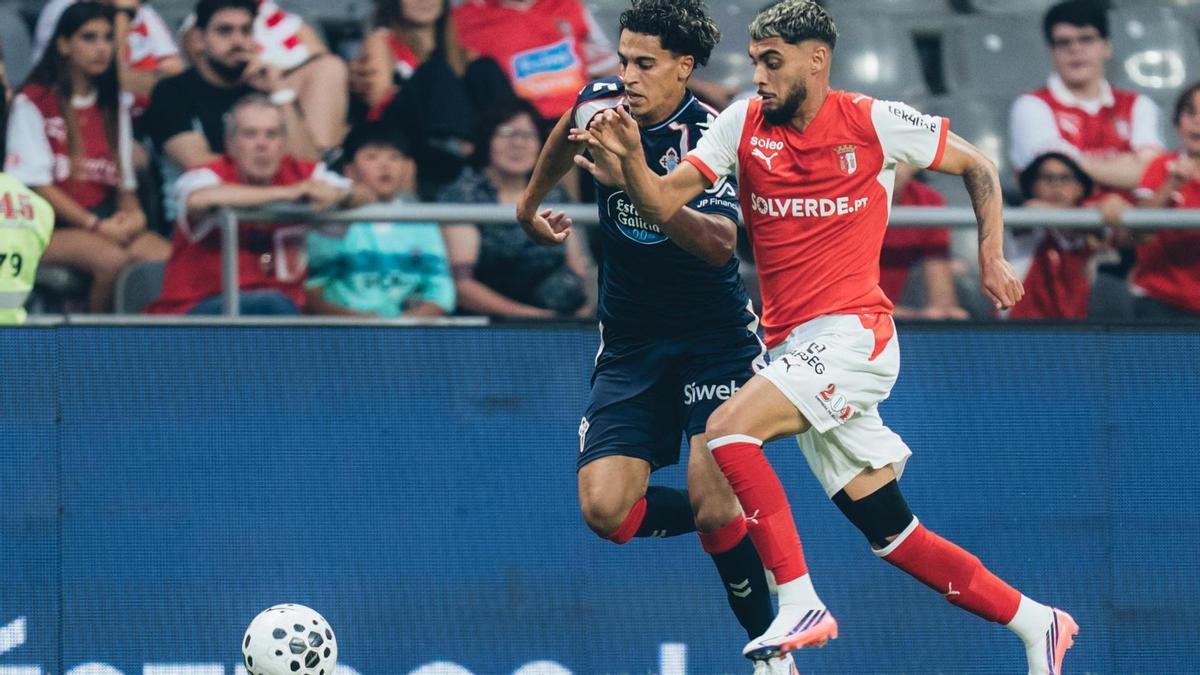 Jones El Abdellaoui disputa un balón con un rival en la segunda parte de ayer.