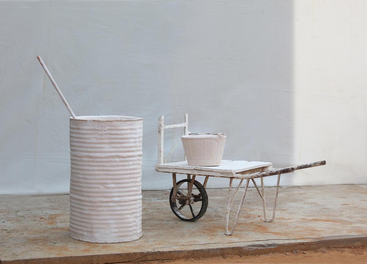 Carmen Laffón. Variaciones/Bidón y carretilla con cubo de cal, 2012-2013