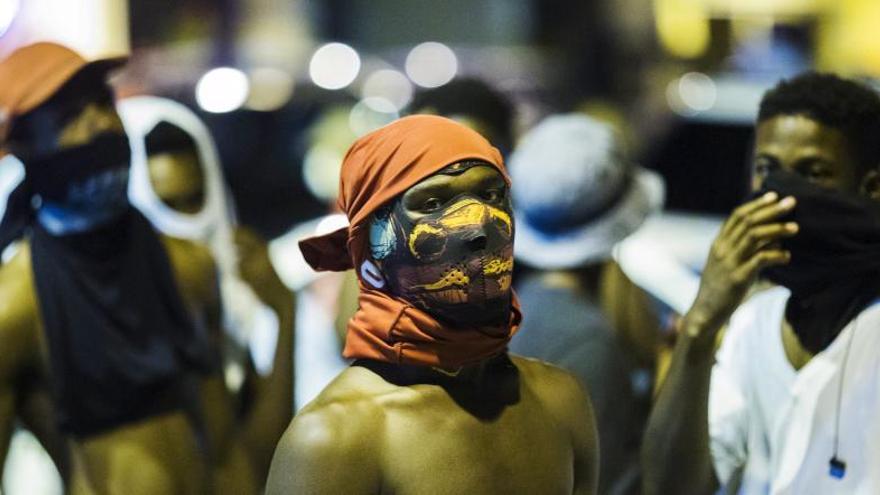 Jóvenes enmascarados en las calles de Ferguson.